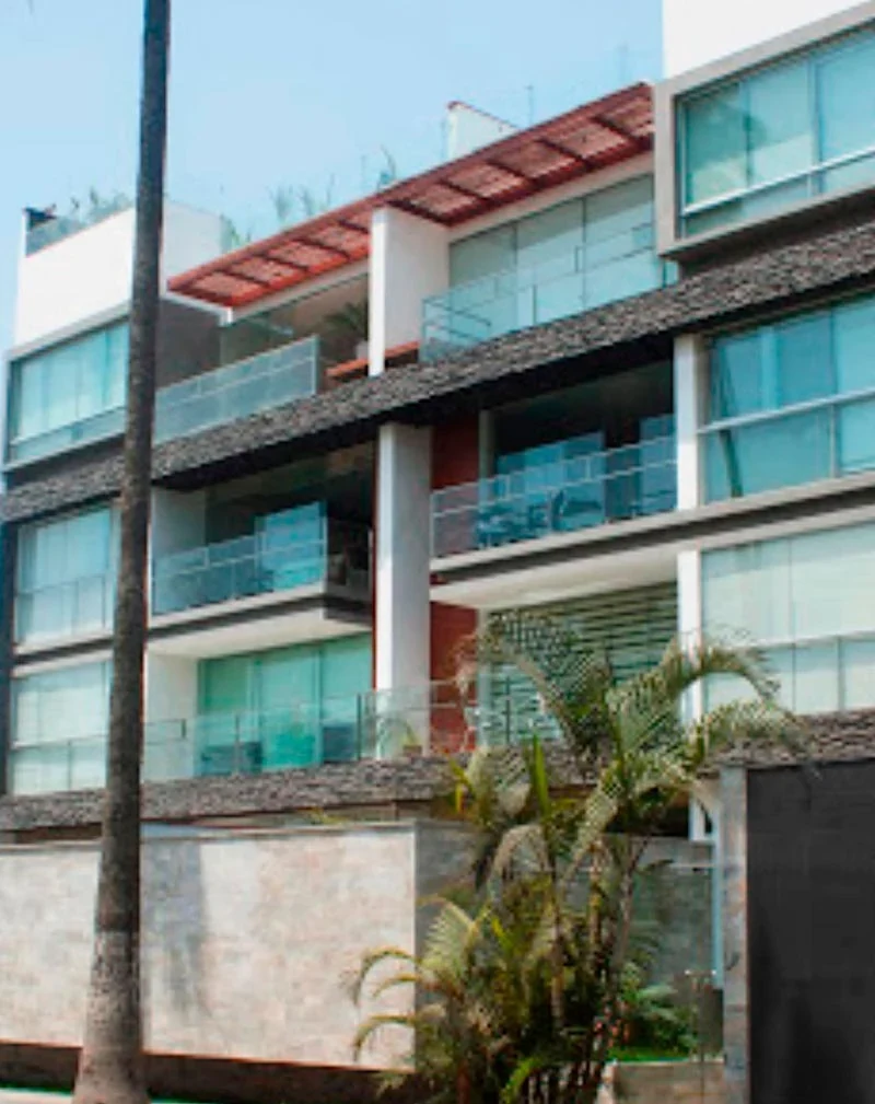 Fachada del edificio VA 1272 en Chacarilla, Surco