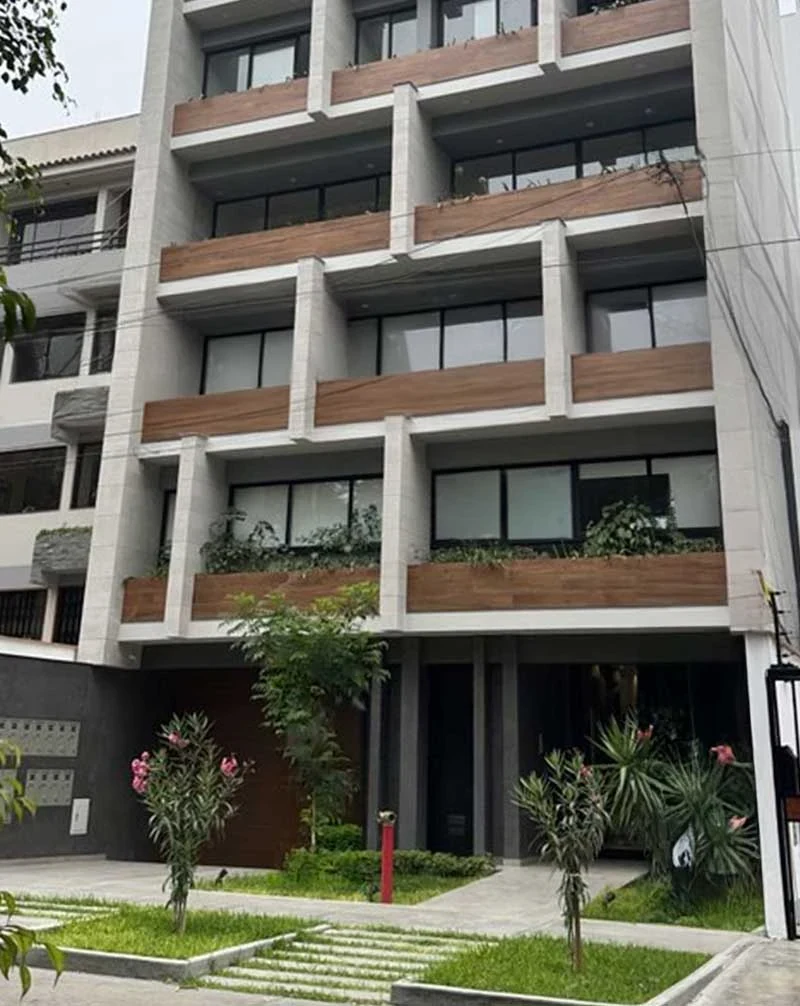 Fachada del edificio Gloria 126 en Surco