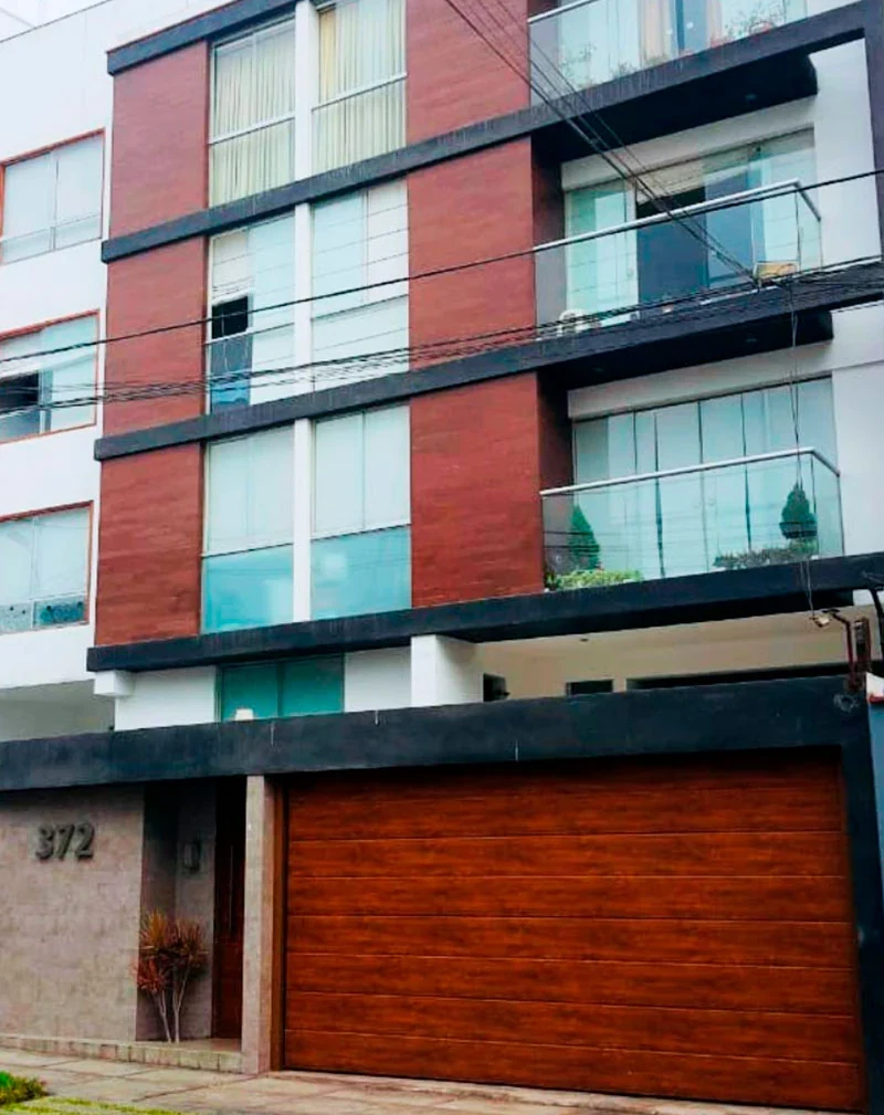 Fachada del edificio AGS 372 en Surco